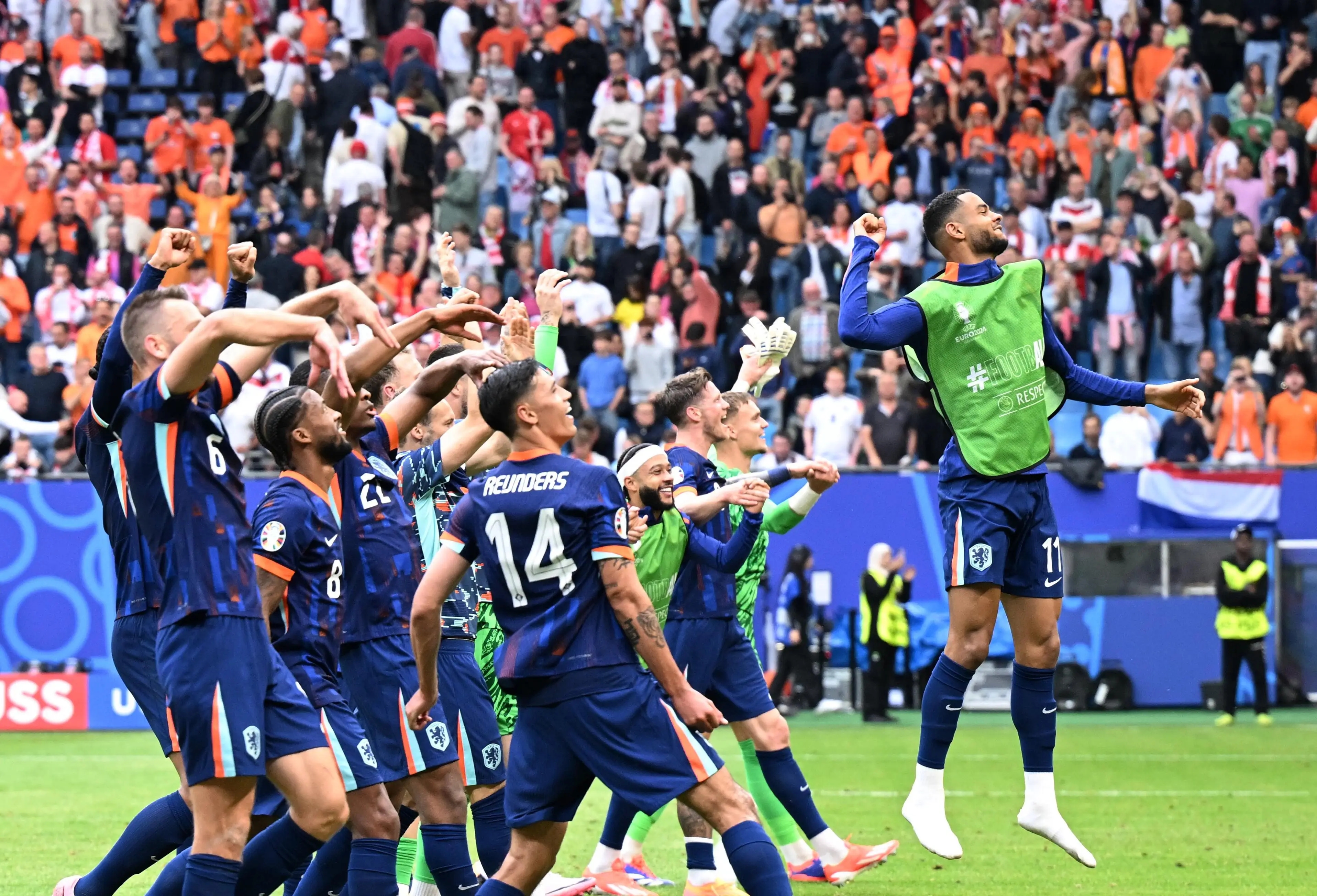 足球赛场上实力对拼,精彩纷呈 足球赛场上实力对拼,精彩纷呈