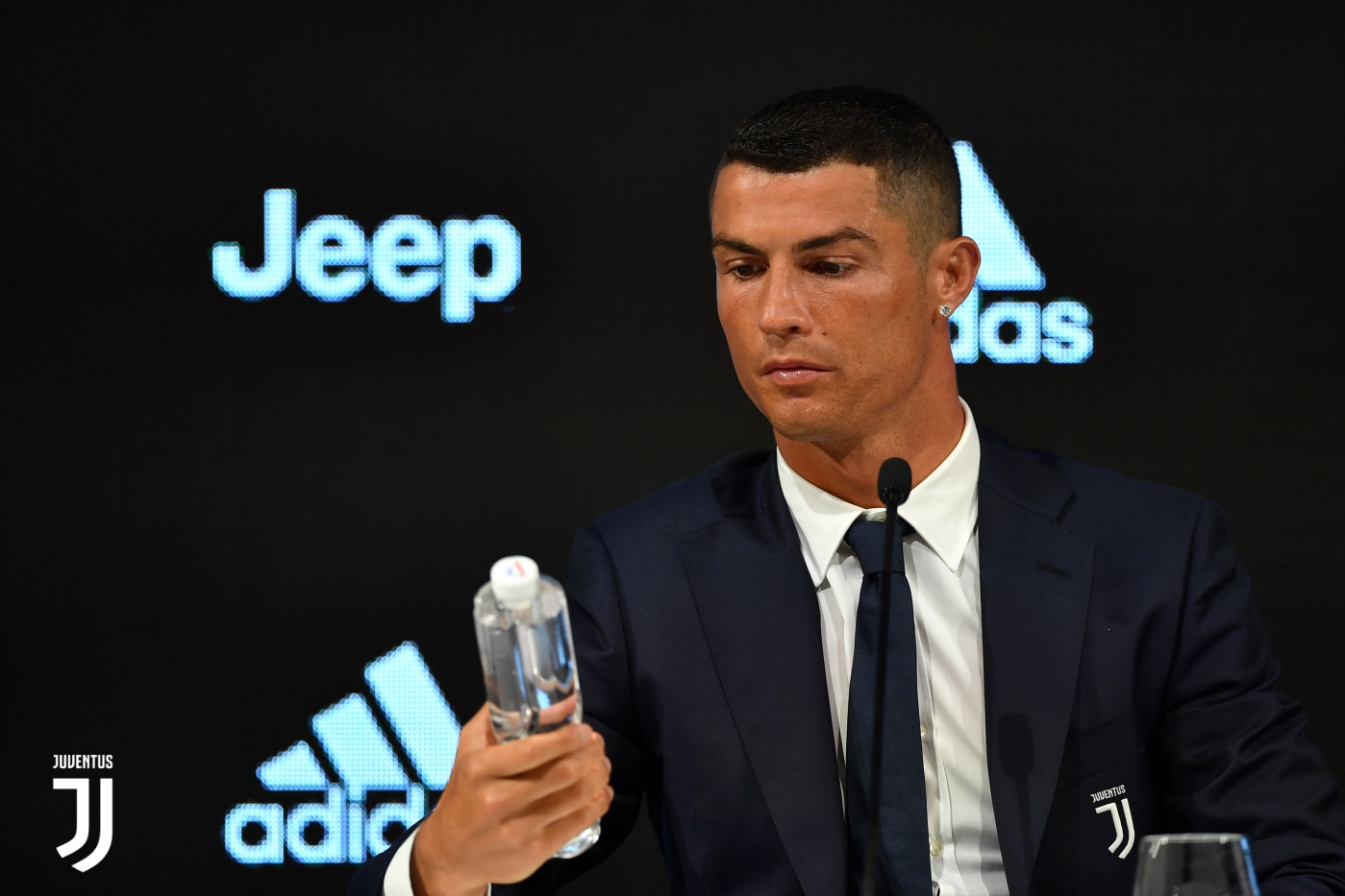 关于C罗身披尤文战袍现身都灵,万名球迷热情欢迎的信息 关于C罗身披尤文战袍现身都灵,万名球迷热情欢迎的信息