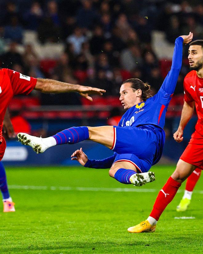 法国队踢出精彩比赛，赢得球迷们的掌声的简单介绍