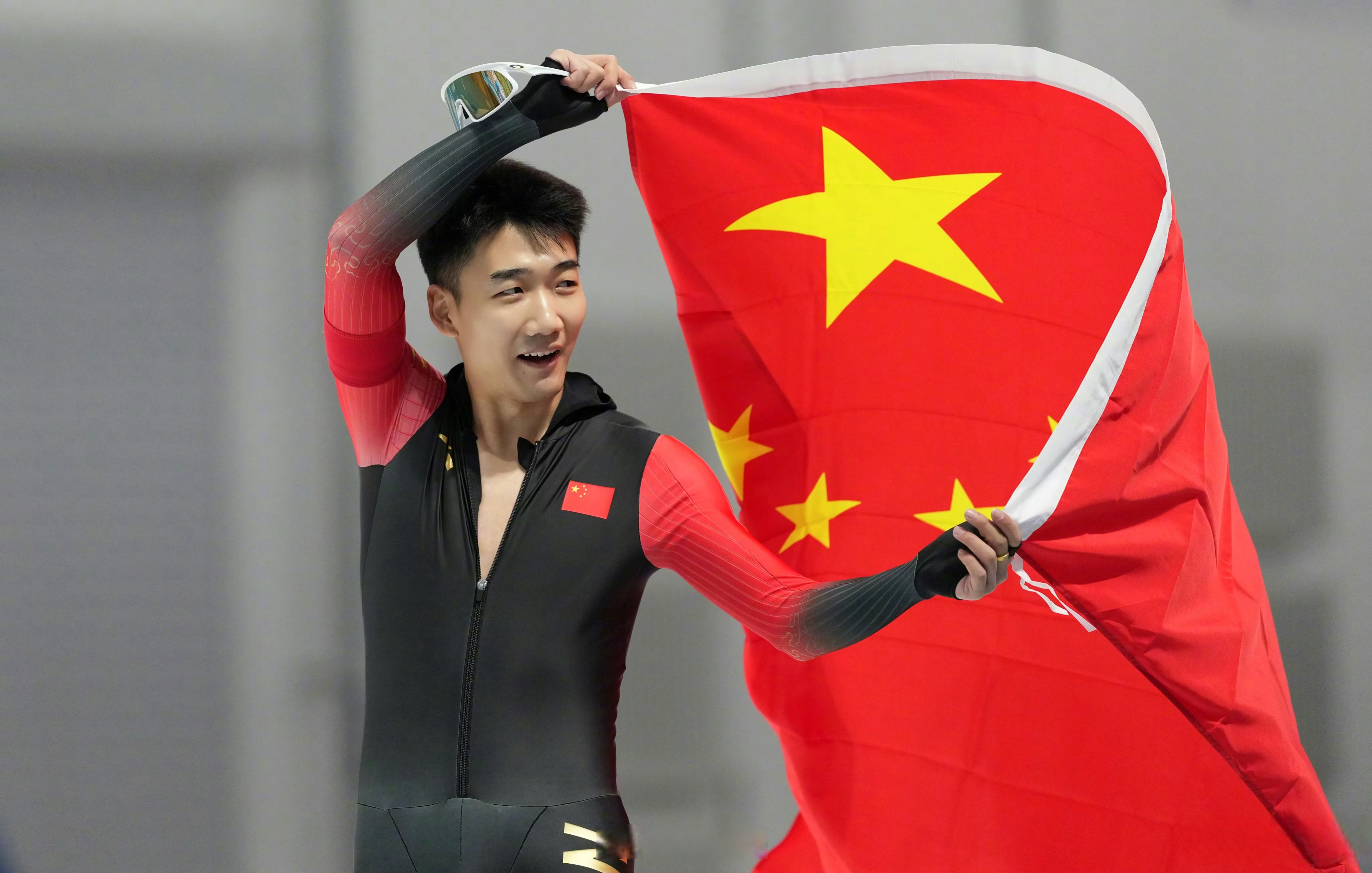 中国运动员在世界舞台上夺冠，展现国家实力的简单介绍