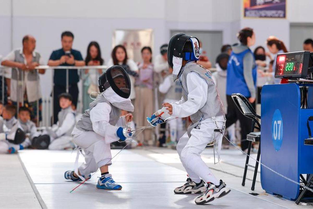 英国选手在击剑比赛中驰骋赛场